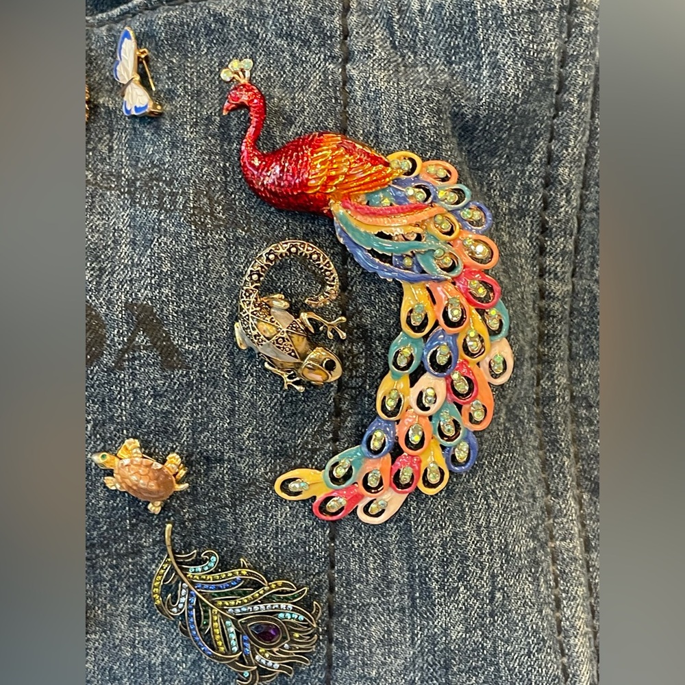 Prada Denim Canapa pre-owned tote embellished w/13 exotic animal brooches, L - Picture 11 of 16